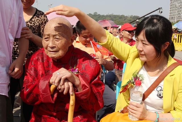 成都養(yǎng)老觀察：責(zé)任與義務(wù)，未來(lái)養(yǎng)老院能否代替子女盡孝？(圖3)