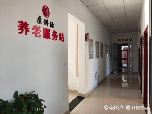 東利社區(qū)智慧養(yǎng)老服務(wù)站解民憂，居民送錦旗(圖2)