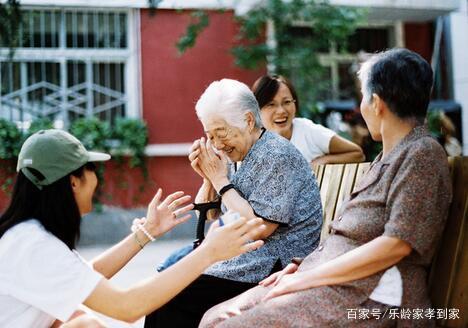 養(yǎng)老院雖好，但家庭照護床位更不賴，新型養(yǎng)老模式，多重選擇(圖1)