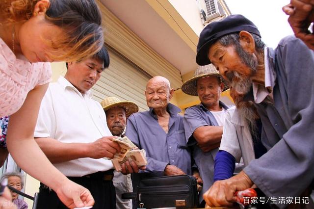 退休老人有福了！70歲老人享受養(yǎng)老金還有高齡補(bǔ)貼，你領(lǐng)取了嗎？(圖2)