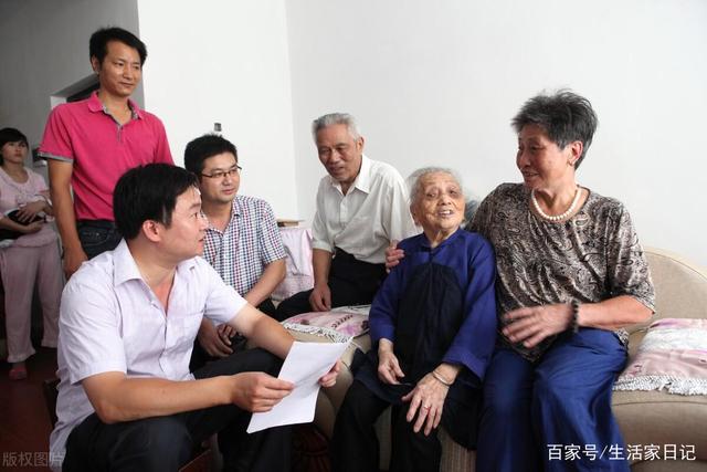 退休老人有福了！70歲老人享受養(yǎng)老金還有高齡補(bǔ)貼，你領(lǐng)取了嗎？(圖3)